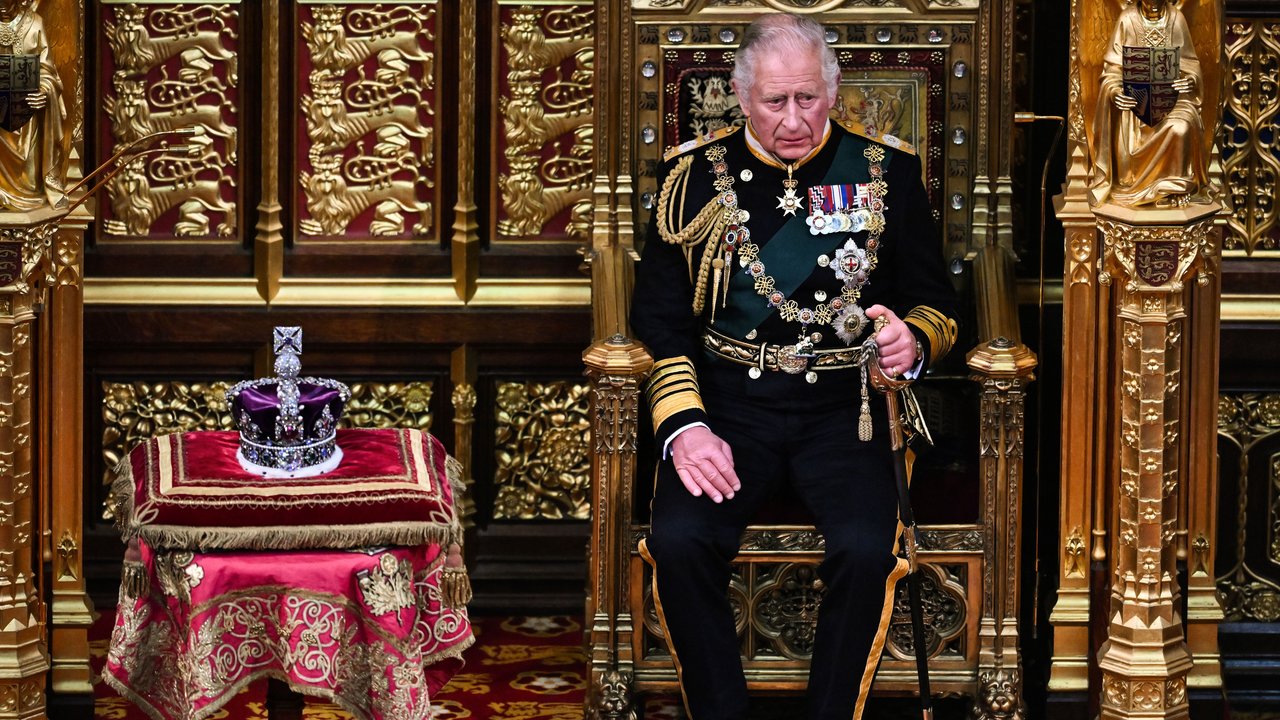 Carlos, Príncipe de Gales, asiste a la Apertura Estatal del Parlamento en la Cámara de los Lores