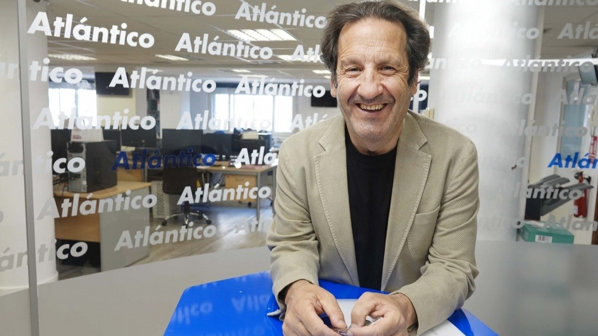 O profesor e fotógrafo Anxo Cabada no set de Atlántico TV.