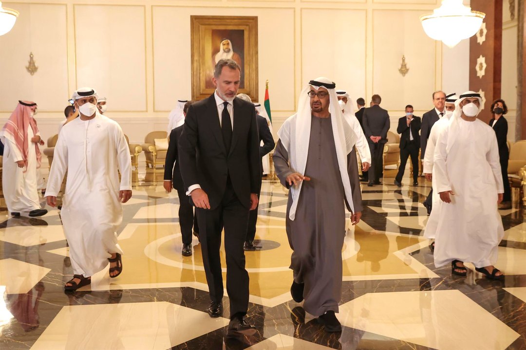 Felipe VI viaja a Abu Dabi, donde reside su padre, por la muerte de Bin Zayed. // EFE