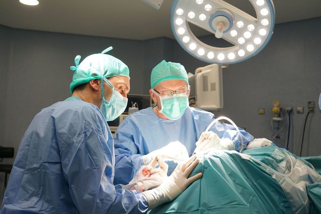 Una imagen de la intervención realizada en quirófanos del Hospital Povisa.
