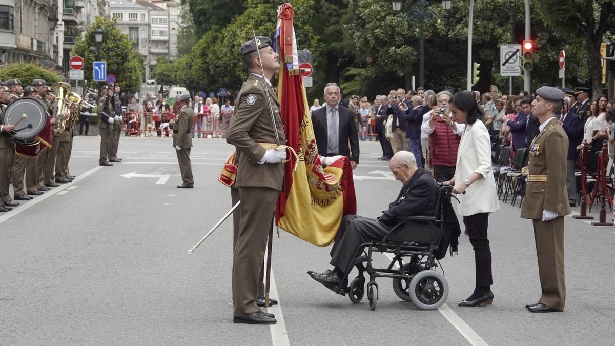 José de la Uz González, coronel retirado, a sus 106 años y en silla de ruedas fue el más veterano