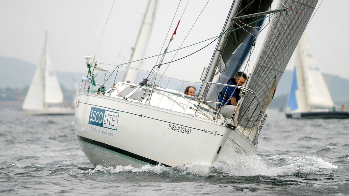 El “Secolite”, de Javier Rey, durante la prueba recorriendo las Islas Cíes.