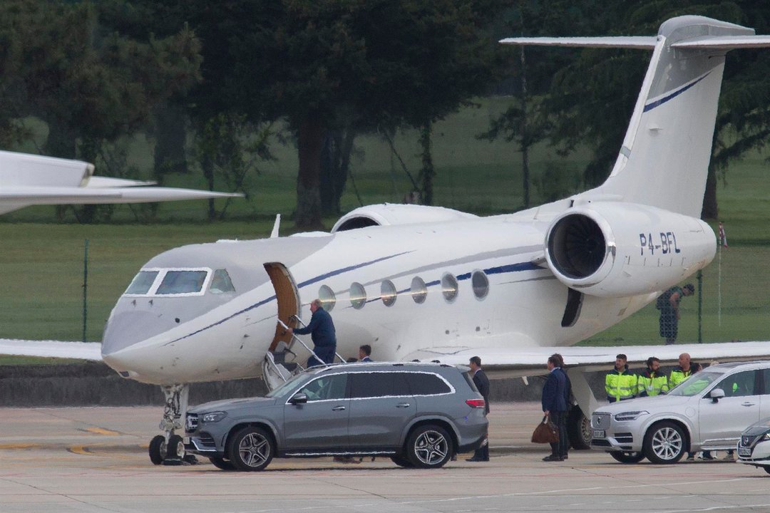 El rey Juan Carlos embarca en un avión privado en el aeropuerto de Peinador de Vigo para dirigirse a Madrid