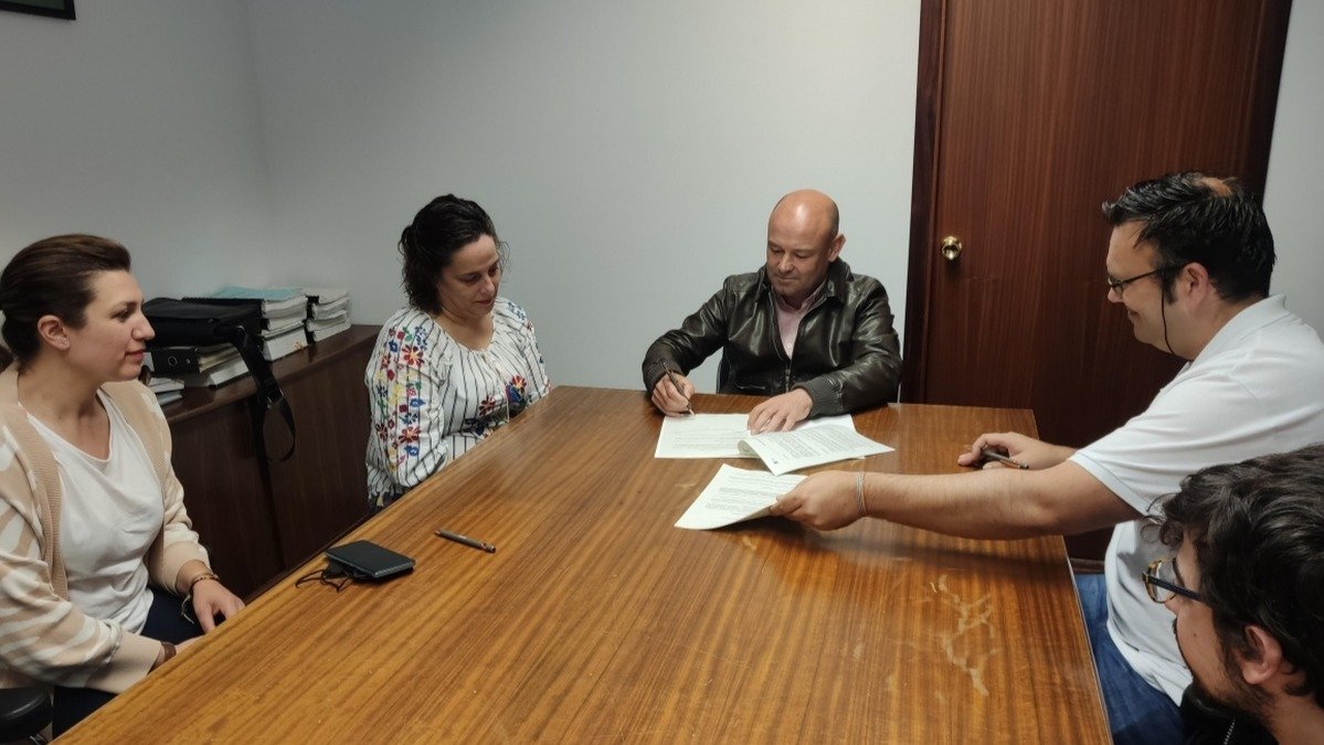 Intercambio de firmas ayer en Covelo, entre el alcalde, Pablo Castillo y Xermán Cordero de Tans Miño.