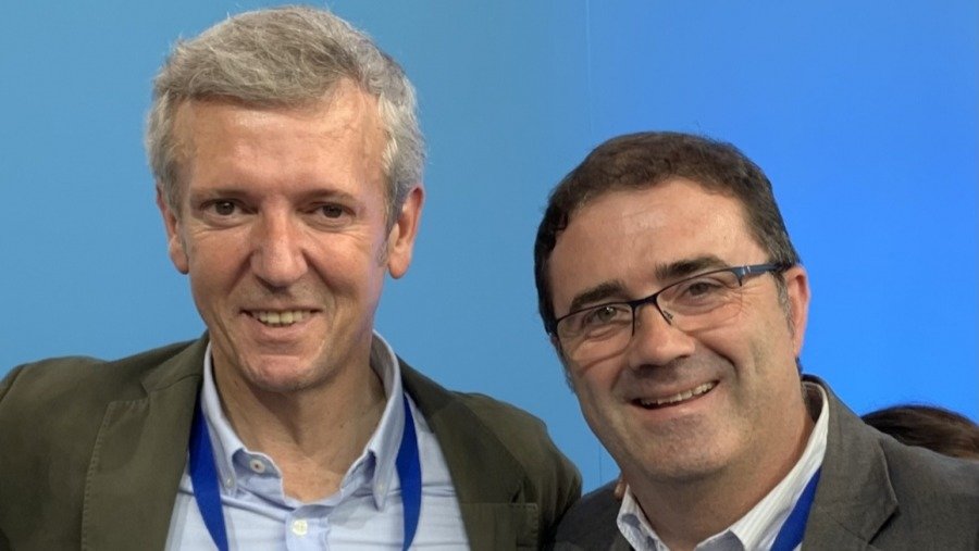 Miguel Domínguez  con el presidente de Galicia, Alfonso Rueda.