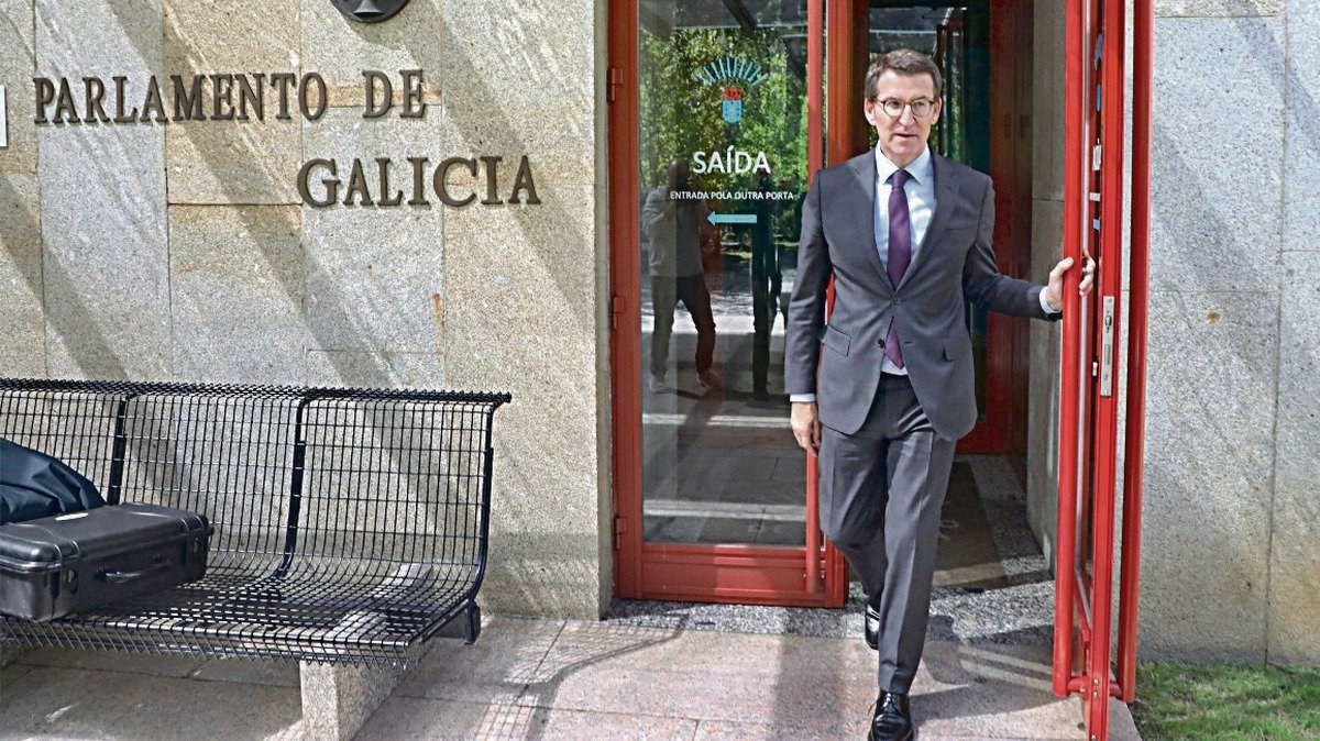 Núñez Feijóo, saliendo de la sede del Parlamento autonómico al término de la sesión.