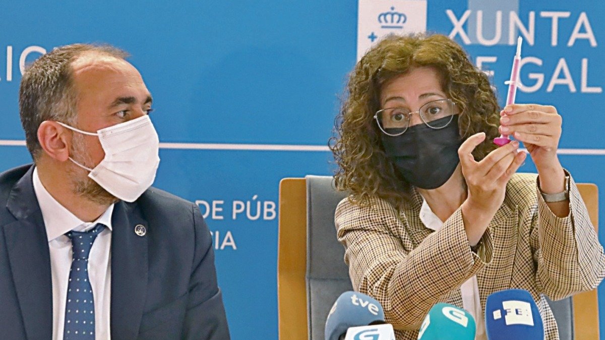 El conselleiro de Sanidade, Julio Comesaña, y la directora general de Salud Pública, Carmen Durán.