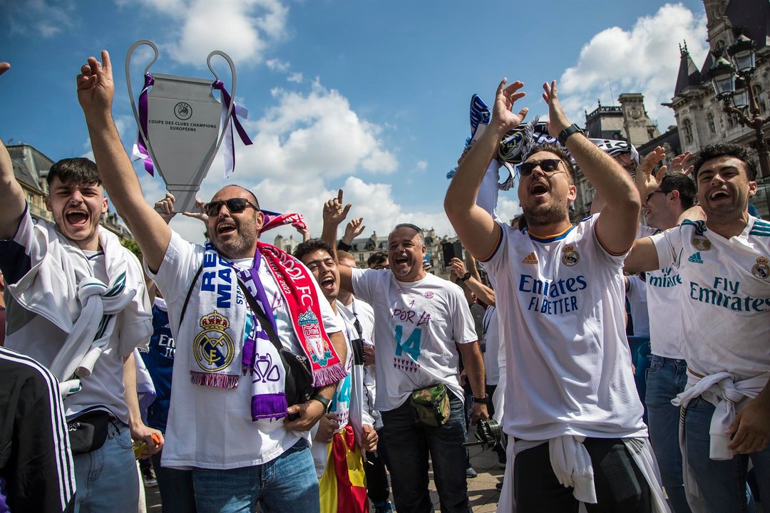Aficionados del Real Madrid en las calles de París. // EFE