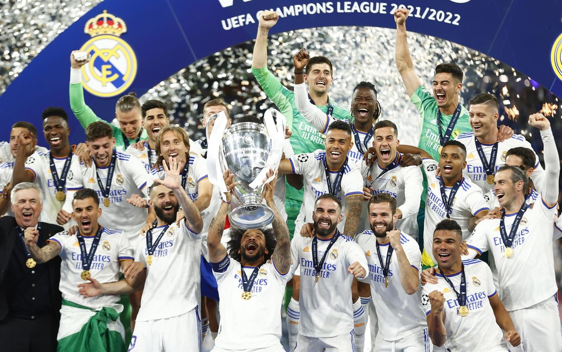 Marcelo levanta el trofeo con sus compañeros tras ganar la UEFA Champions League