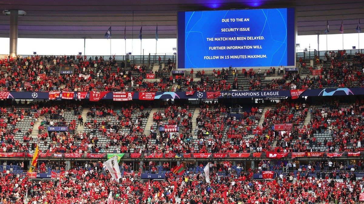 La UEFA informó por el videomarcador del retraso del partido, debido a los incidentes que se produjeron fuera del estadio.