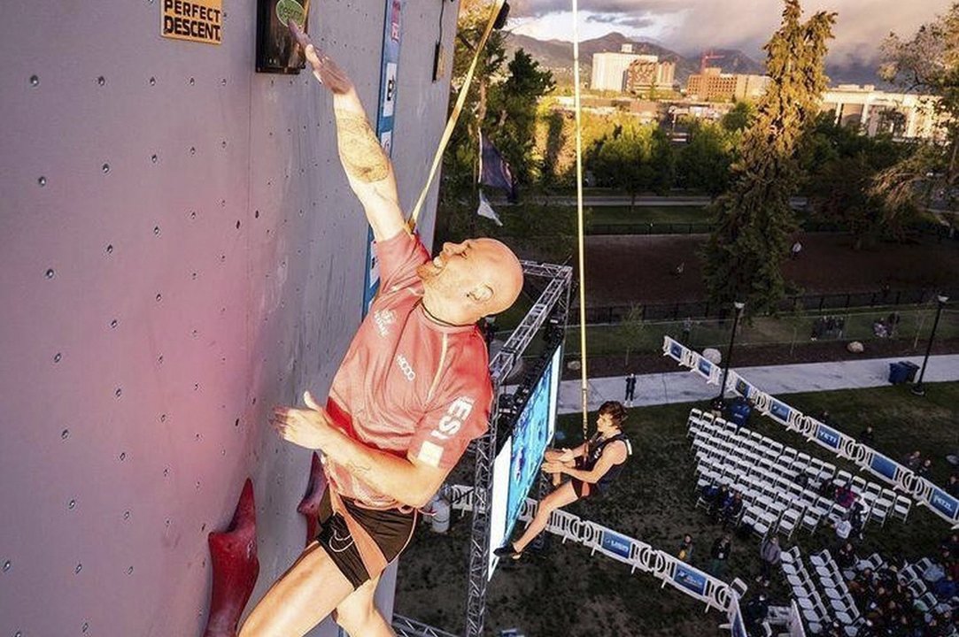 El escalador Erik Noya realiza un esfuerzo para pulsar el botón ante su rival en octavos de final en Salt Lake.