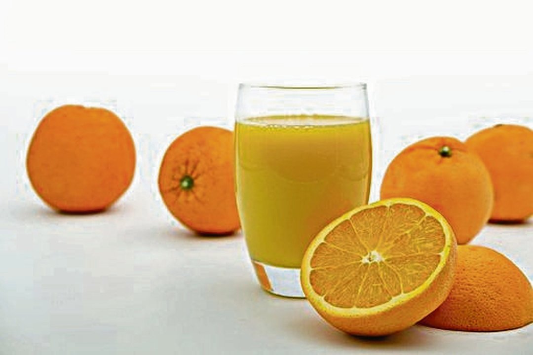 El zumo de naranja ayuda a absorber mejor el hierro de los alimentos.