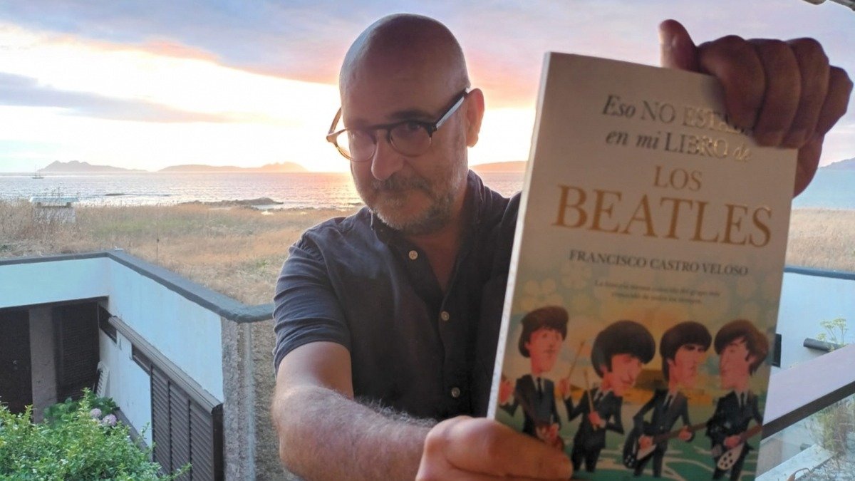 Francisco Castro, con su libro sobre los Beatles.
