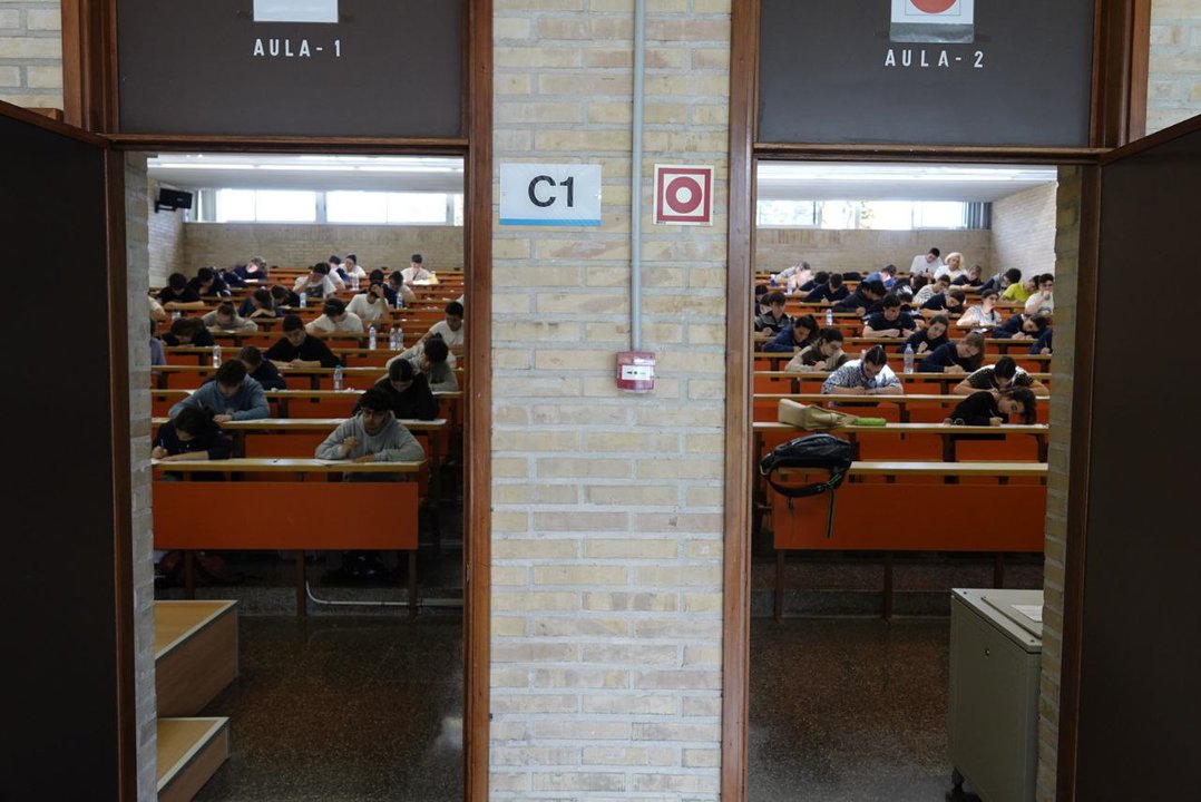 Dos aulas de la Universidad de Vigo, con alumnos haciendo la prueba de acceso a la universidad. // Vicente Alonso