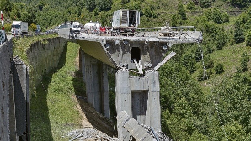 Aspecto que presenta el tramo del viaducto de la A-6 que se derrumbó.