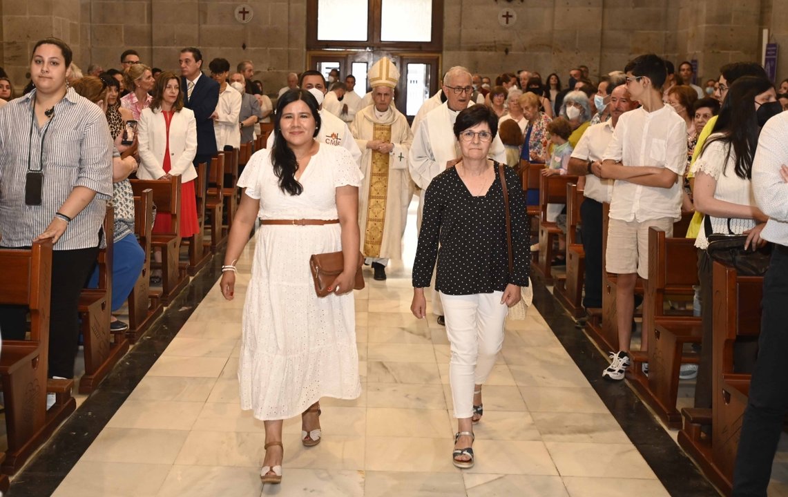 La viguesa Dámaris acudió ayer a su bautismo con iluisión y una profunda fe religiosa.