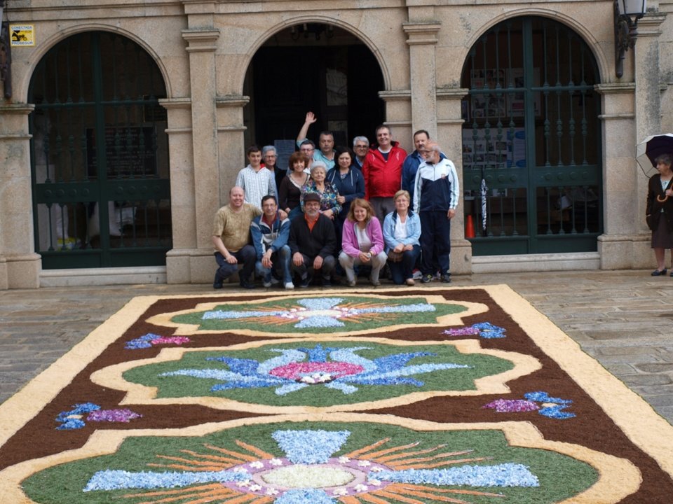 Algunos de los integrantes de la asociación que realiza la alfombra de Lavadoras hace un cuarto de siglo.