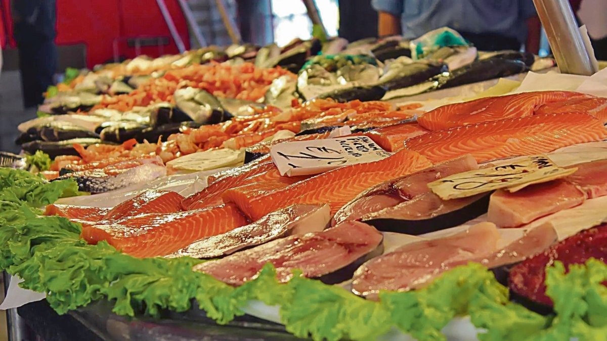 Un puesto de pescado en un mercado de Madrid.
