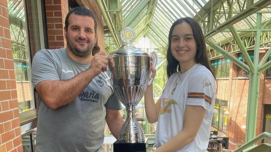 Isma Martínez y Carme Castro, del Porriño, posan con el trofeo.