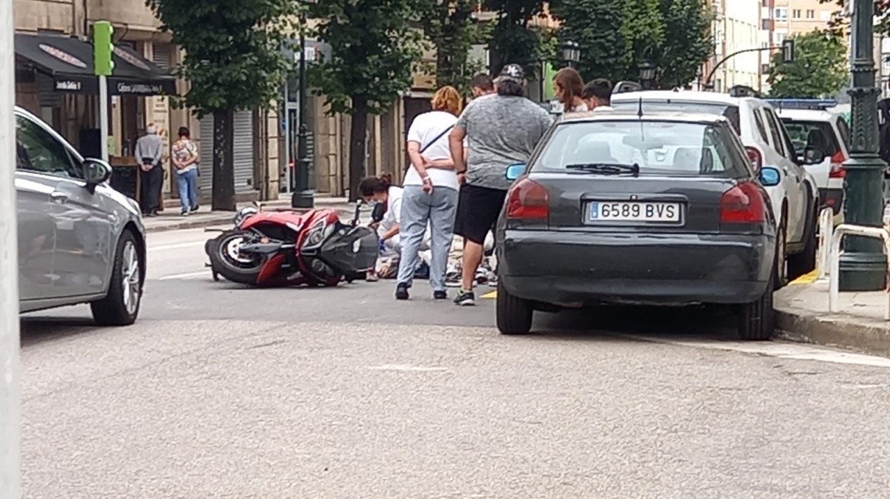 La moto tirada en el suelo, en calle Pizarro.