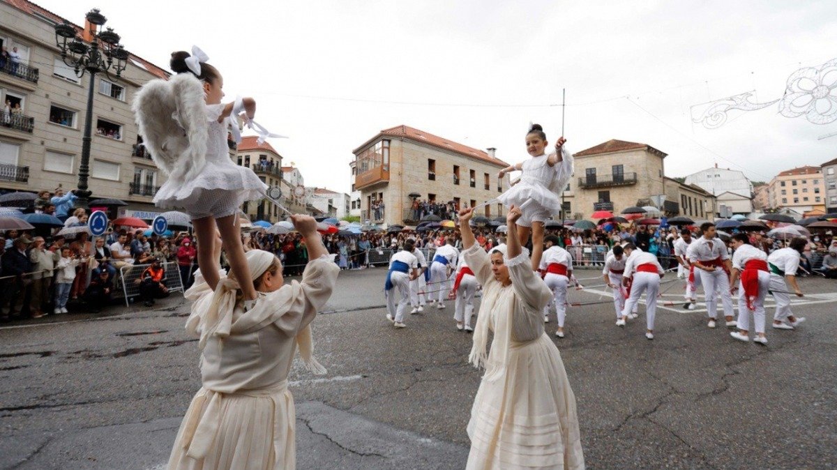 El Danza das Espadas e das Penlas, que fue seguida en Redondela por numeroso público pese a la lluvia.