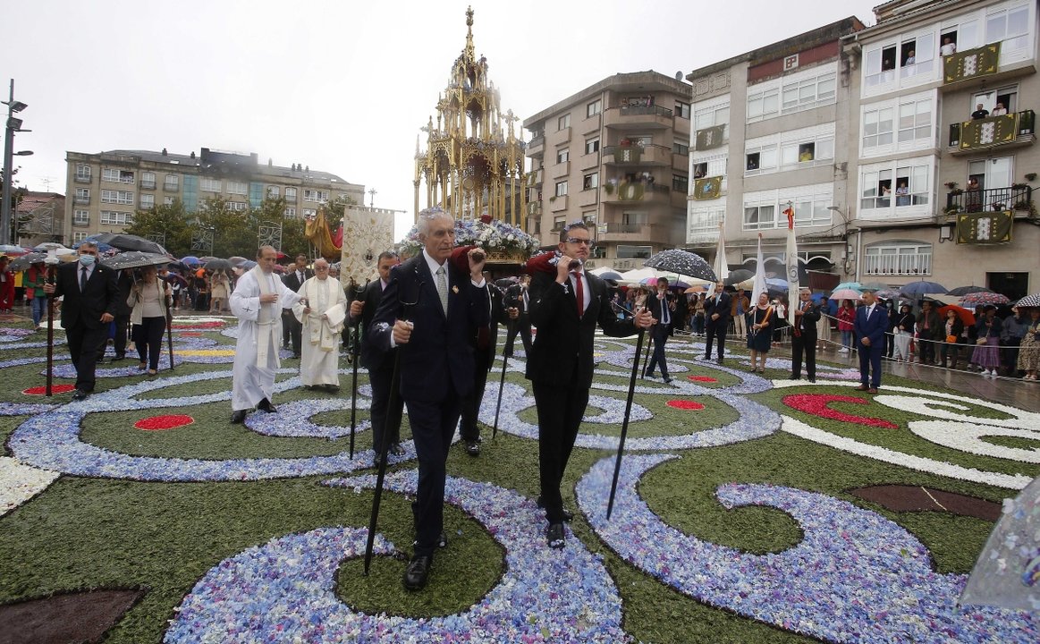 Los paraguas, protagonistas ayer en la procesión del Corpus en Ponteareas, donde las alfombras florales aguantaron el chaparrón.