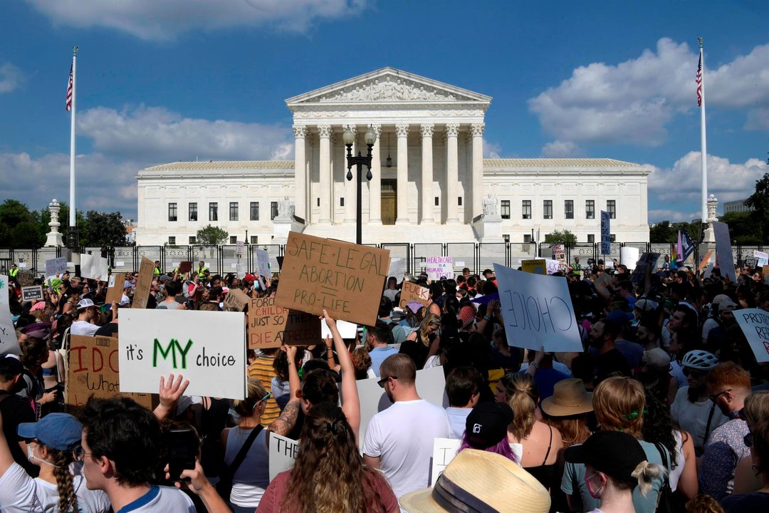 Decenas de mujeres, en una manifestación contra el fallo que prohíbe el aborto, frente al Tribunal Supremo en Washington