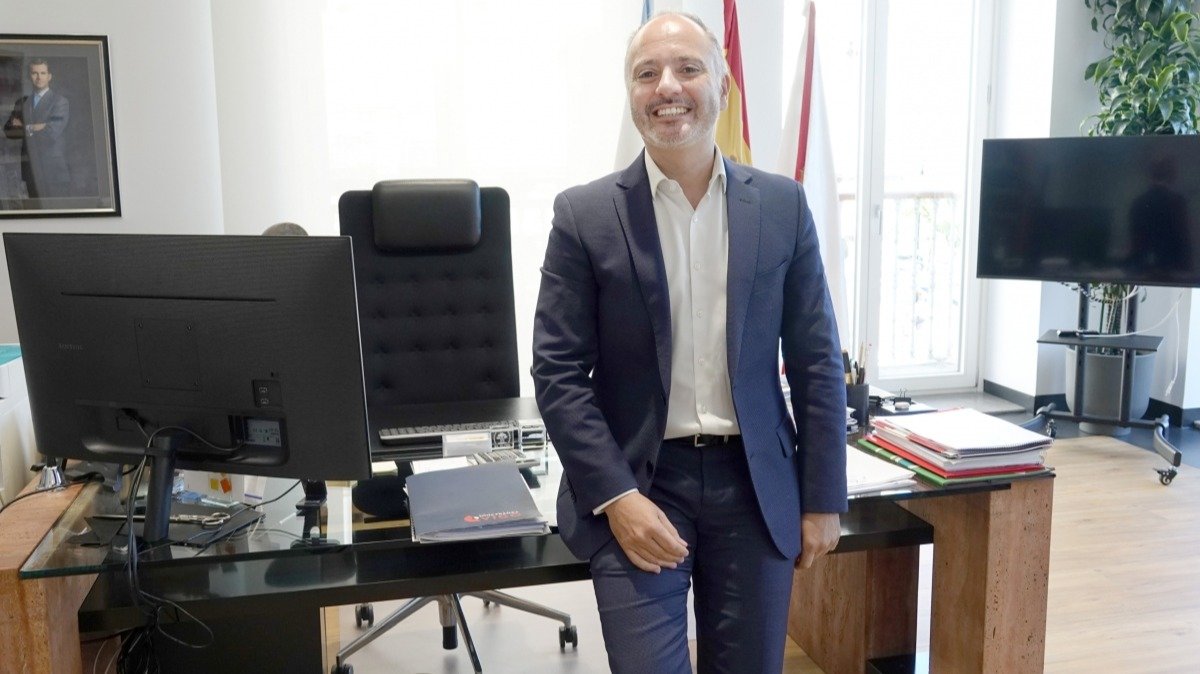 El delegado del Estado en Zona Franca, David Regades, en su despacho.
