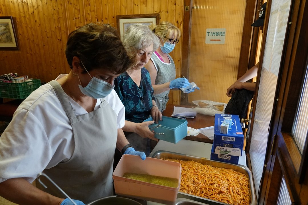 Las integrantes de la Misión del Silencio, ayer, preparando la comida que sirven de forma presencia o reparten en tuppers en la calle Urzaiz.