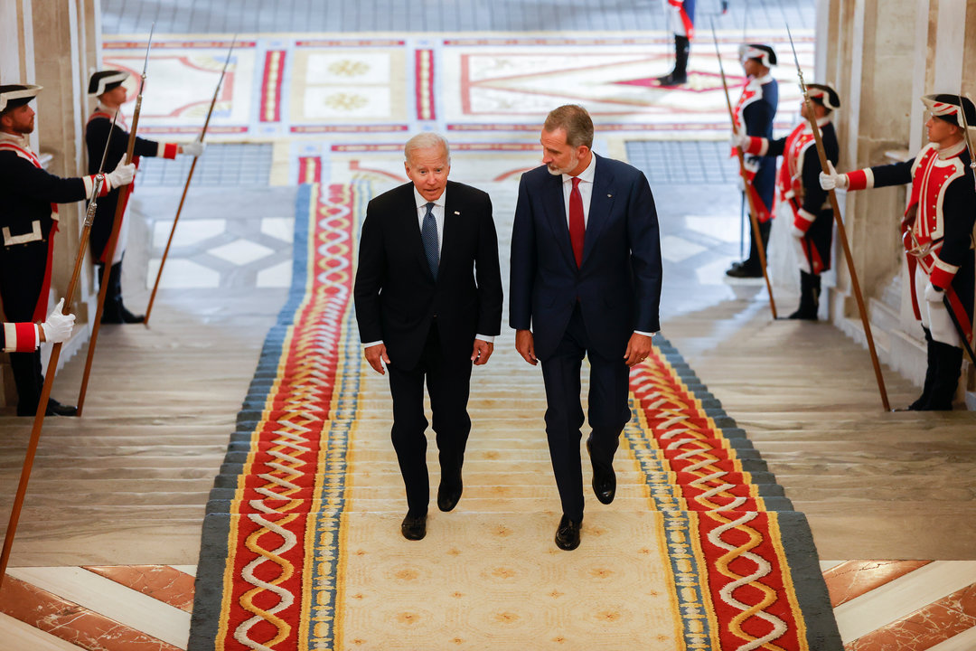 El rey Felipe VI y el presidente de Estados Unidos, Joe Biden, este martes en el Palacio Real en Madrid, ciudad donde se celebra la cumbre de la OTAN hasta el jueves 30 de junio. EFE/Juanjo Martín