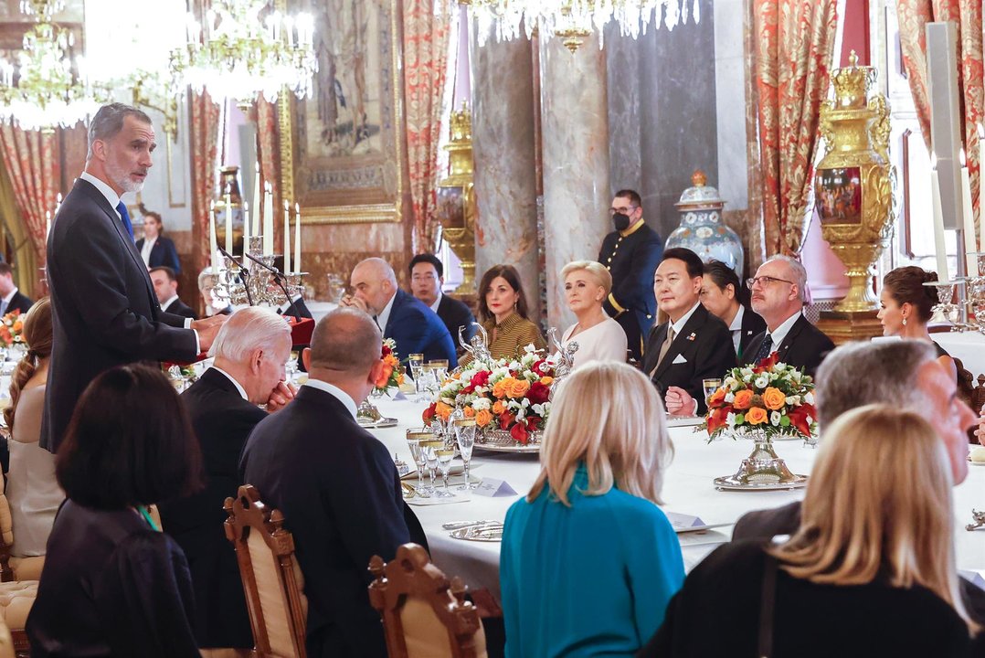 Felipe VI entona un discurso durante la cena de gala en el Palacio Real.