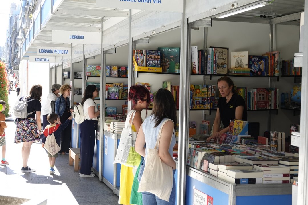 Visitantes de todas las edades se acercaron ayer a la Feria del Libro en la jornada inaugural.