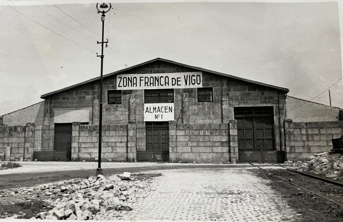 El primer almacén de Zona Franca en el muelle Transversal, en Areal, en los años cuarenta.