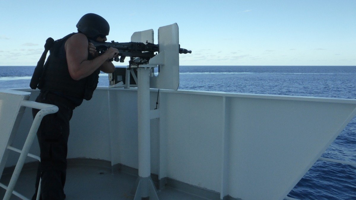 Antonio, en una de sus misiones de protección frente a los piratas del mar en un barco mientras faenaba en el Índico.