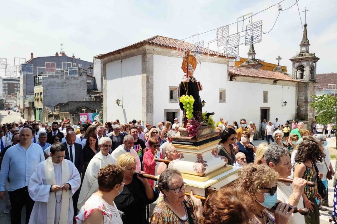 La figura de San Benito desfiló ayer por O Porriño (en imagen, arriba) y Gondomar (en imagen, abajo).