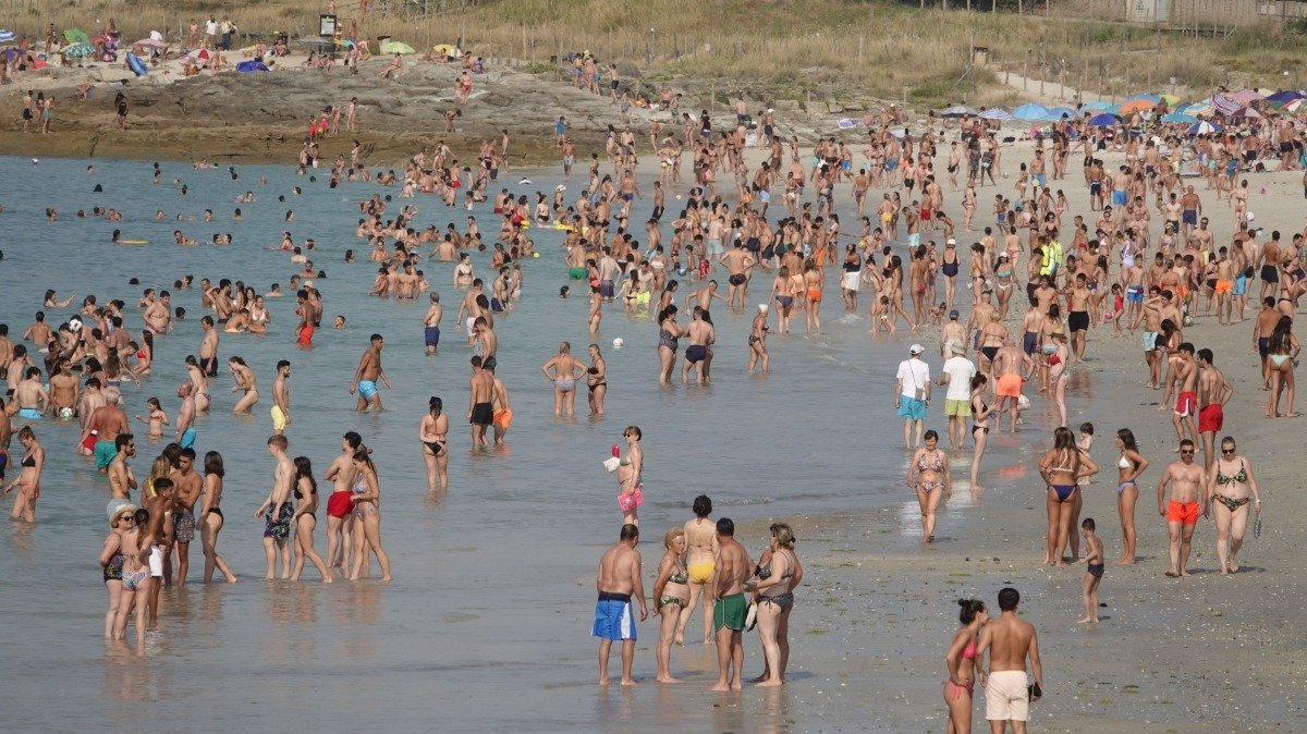 Decenas de bañistas acudieron a la playa de O Vao para intentar sofocar otra jornada de calor extremo en la que las temperaturas volvieron a ser altas.