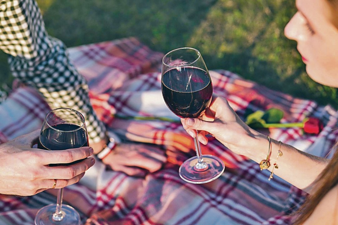 La investigación indica que una o dos copas de vino son favorecedoras contra enfermedades cardiovasculares.