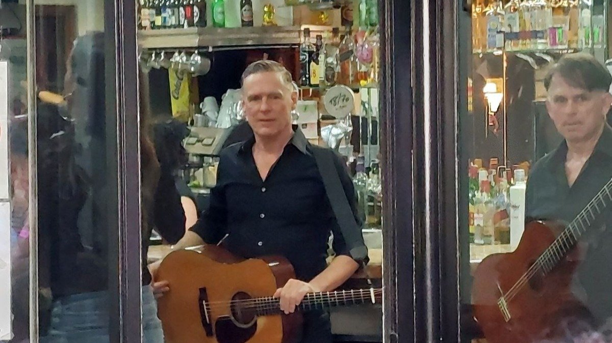 Bryan Adams, durante la grabación del vídeoclip en la cafetería de la avenida de Castrelos.