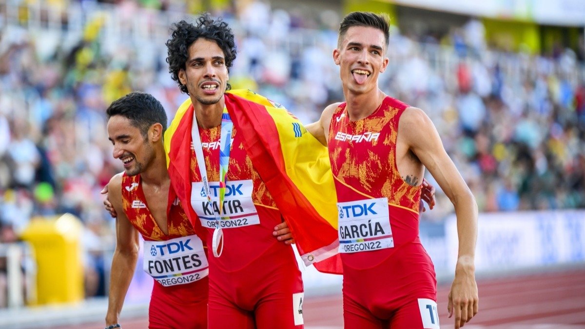 Fontes, que acabó undécimo, Katir, con su medalla y la bandera, y García, que fue cuarto, celebran tras la carrera.