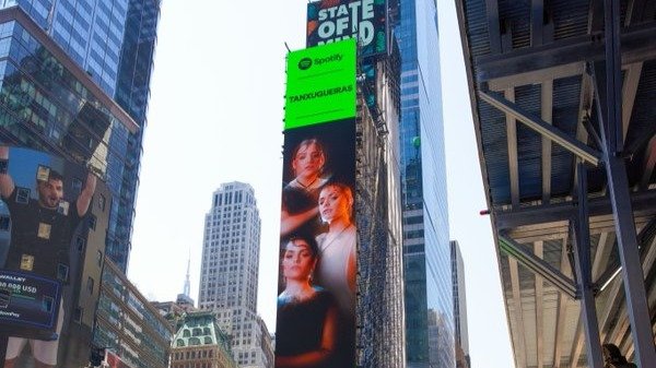 Tanxugueiras, promocionadas en una de las pantallas de Times Square.