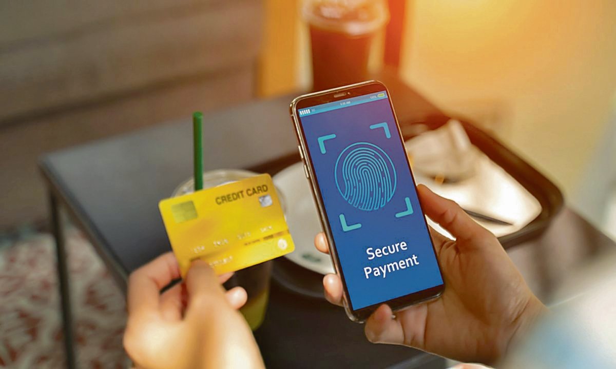 El uso de sistemas biométricos para acceder a las cuentas bancarias ayuda a evitar suplantaciones de identidad.