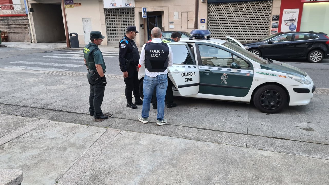 Momento de la detención del presunto autor de los hechos. // Foto: Policía Local de O Porriño