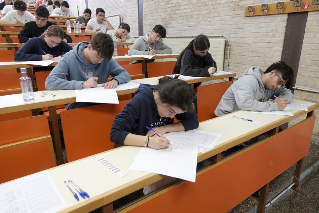 Alumnos haciendo examen de selectividad en el campus de Vigo el pasado mes de junio.