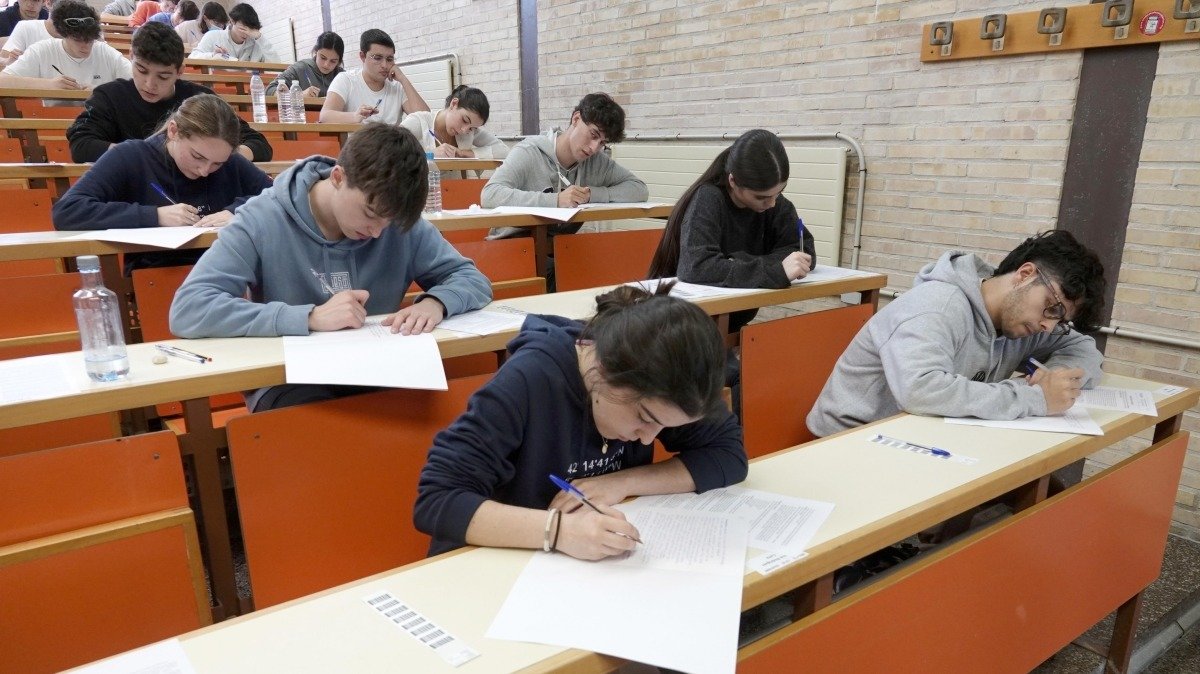 Alumnos haciendo el examen de selectividad en el campus de Vigo el pasado mes de junio.