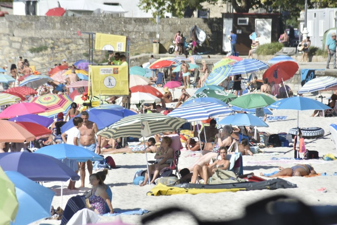 Playas llenas en Vigo para combatir el calor.