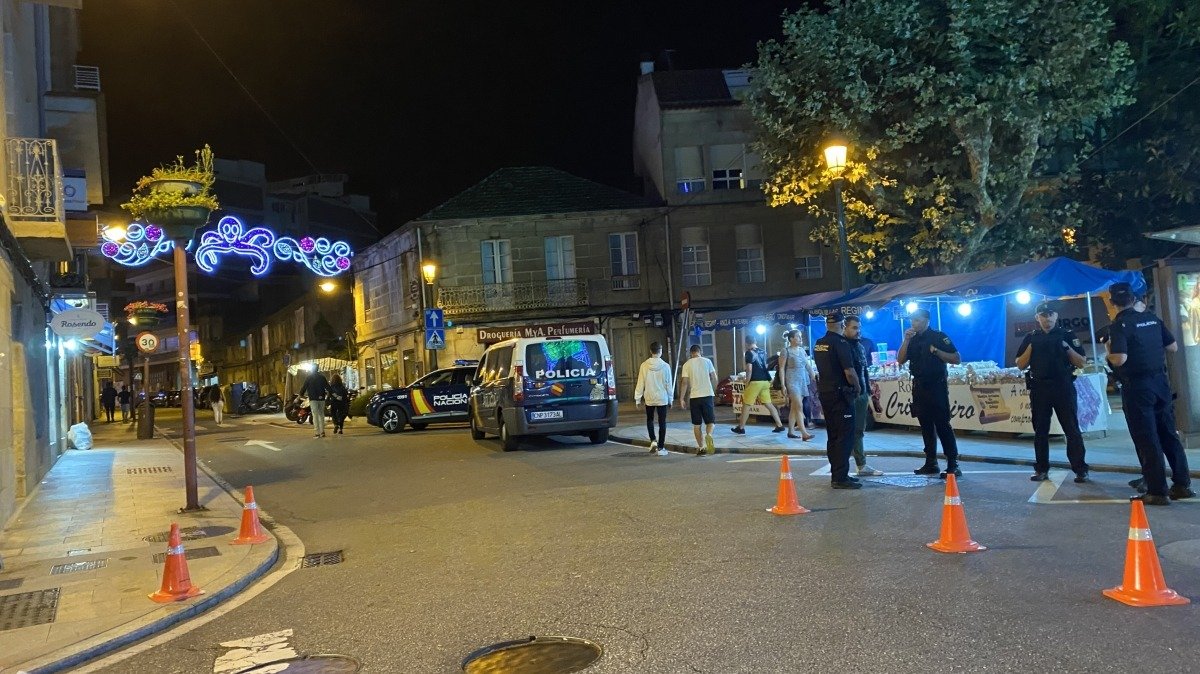 La Policía Nacional junto con la Local mantiene activo su operativo de verano para reforzar la seguridad en zonas de gran afluencia así como de ocio nocturno. En imagen, el dispositivo en las pasadas fiestas de Bouzas.