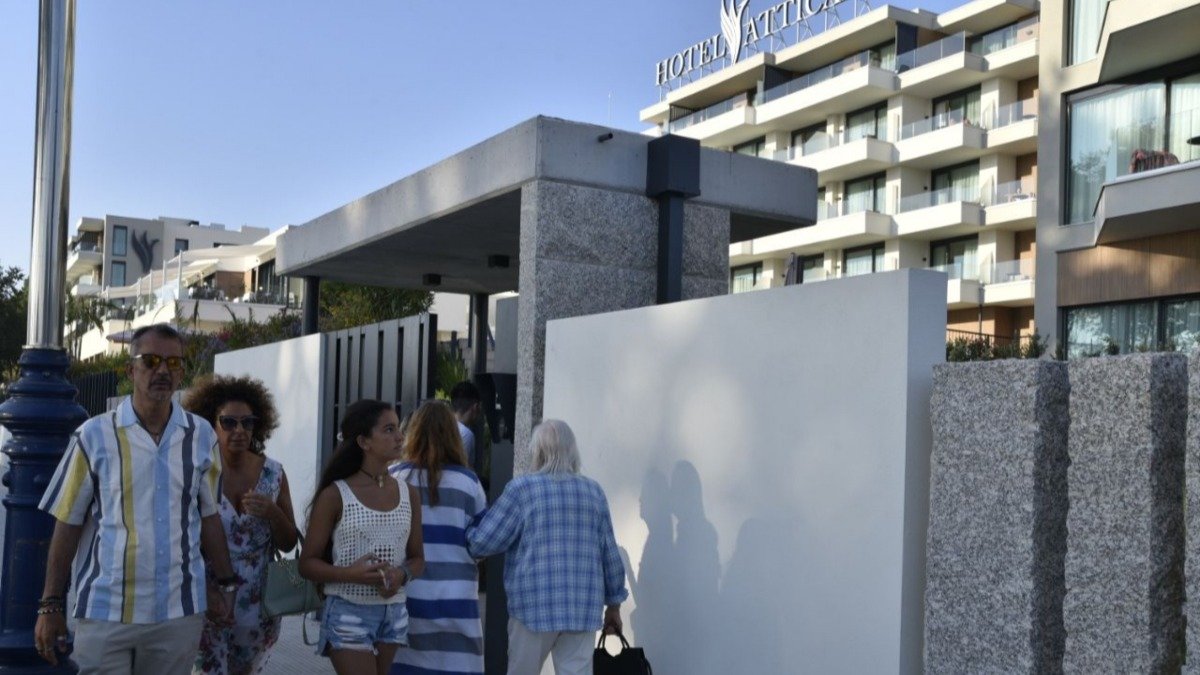 Turistas entrando en el nuevo hotel Attica21, situado en el enorno de Samil.