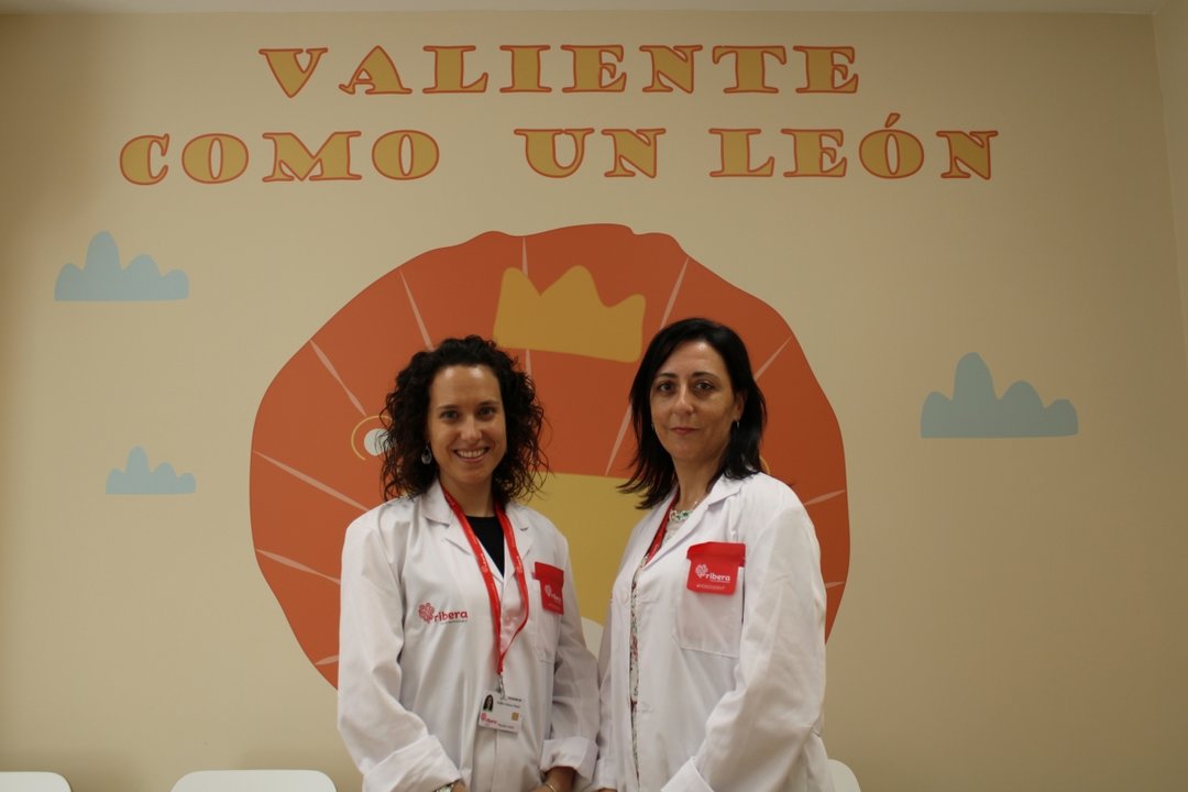 La psiquiatra y pediatra Pomba Liñares, con la psicóloga sanitaria y neuropsicóloga Mónica Villar, en el hospital.