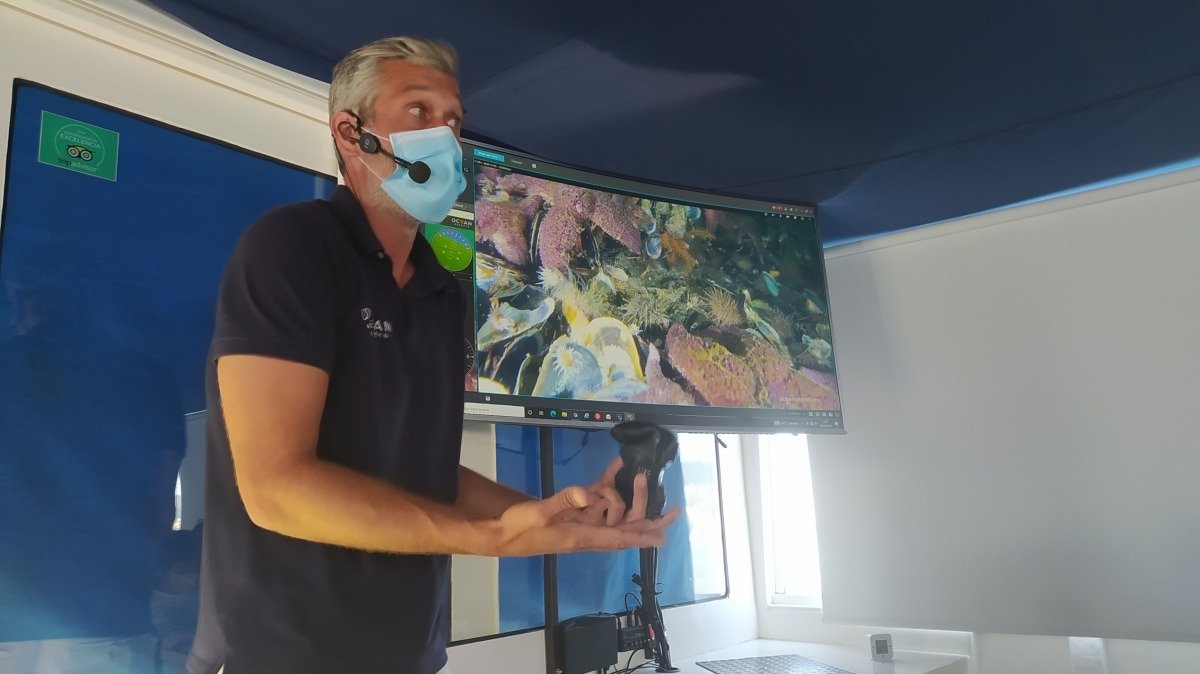 Andrés se encarga de explicar las especies que encuentra en el fondo marino de la Ría de Vigo con el ROV, el vehículo submarino con cámara que sostiene Ismael.