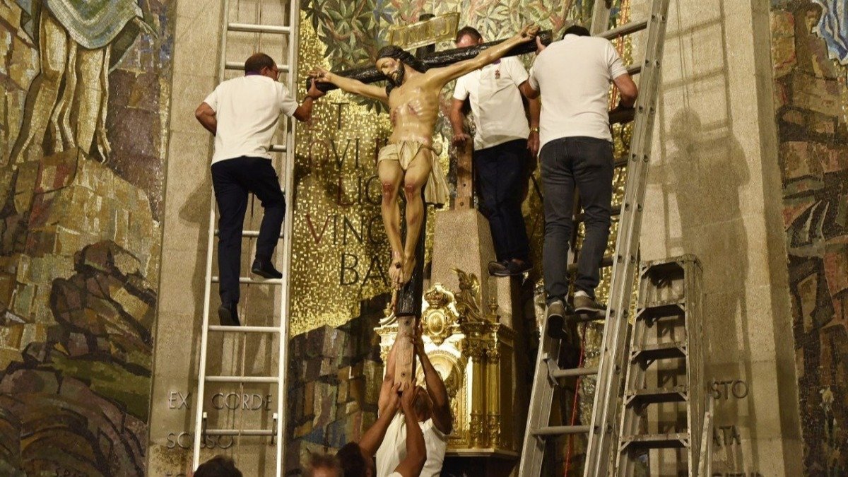 El Cristo de la Victoria bajó del Altar Mayor a ls 21:35 horas de la noche de ayer.